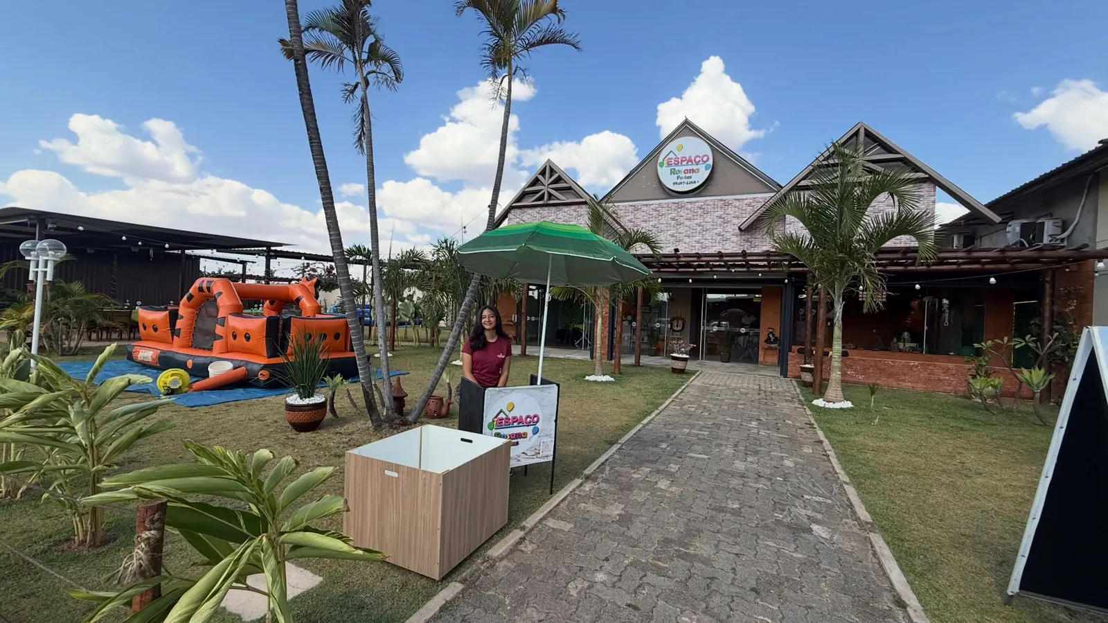 Gramado da área verde com palmeiras