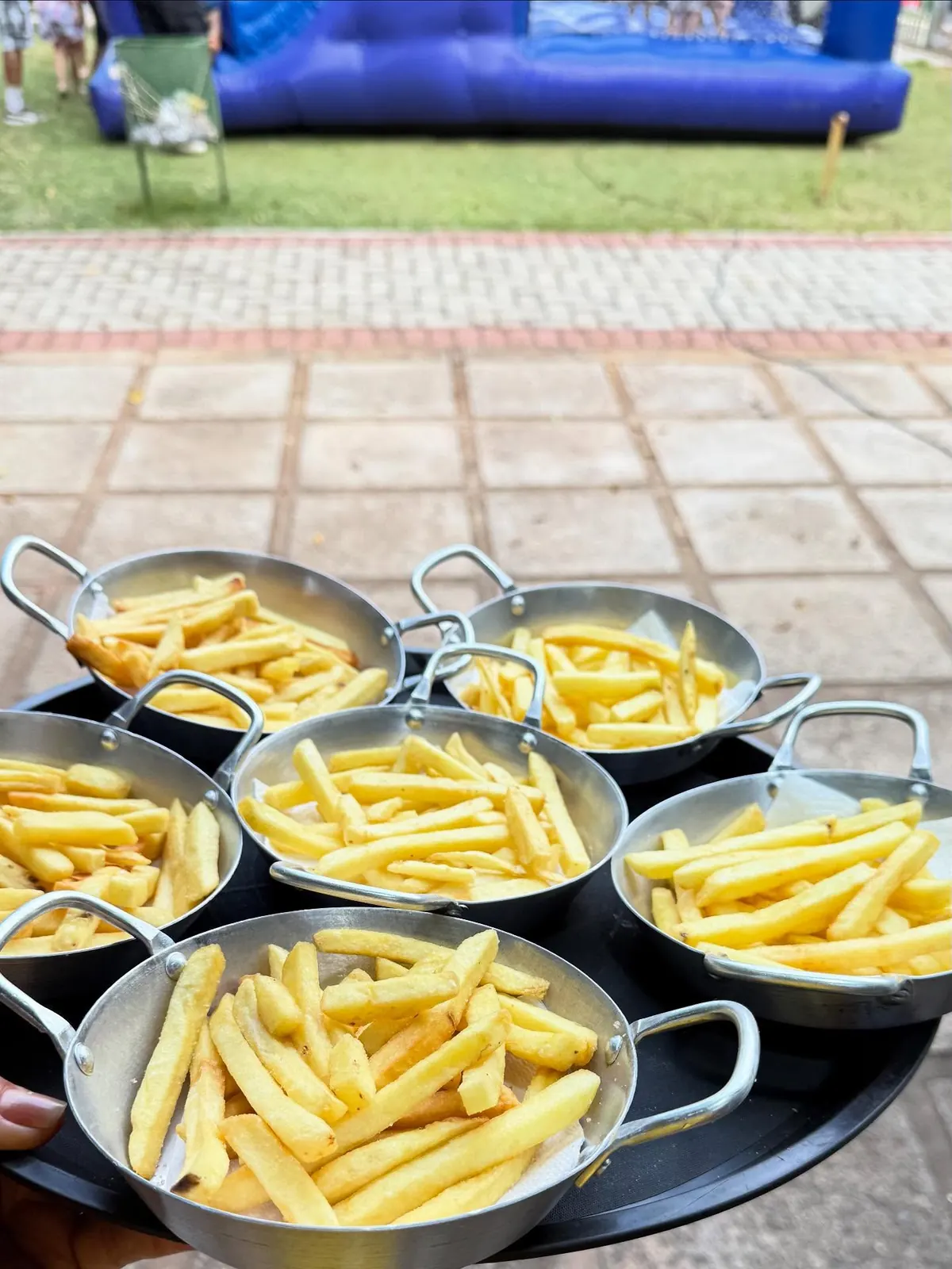 Porções de batata frita servidas na festa