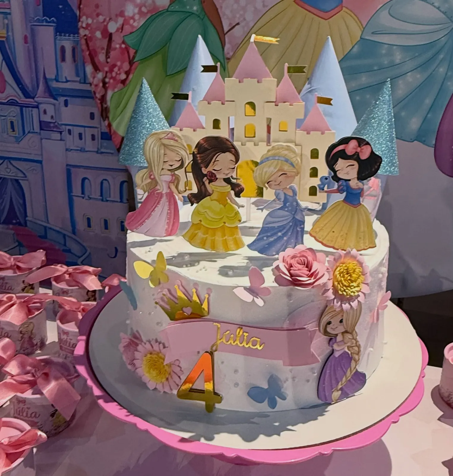 Bolo decorado com tema de princesas