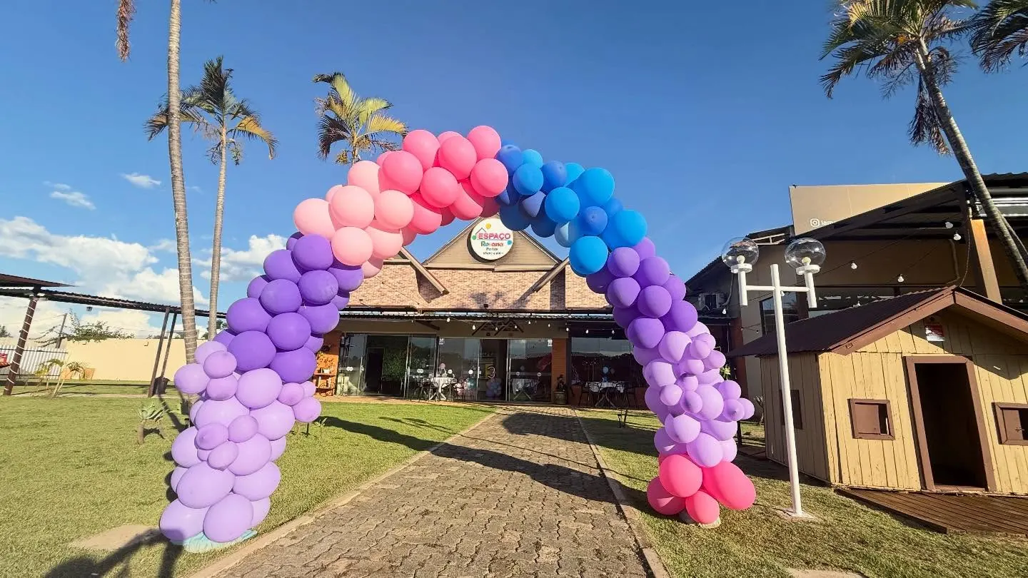 Arco de balões na entrada