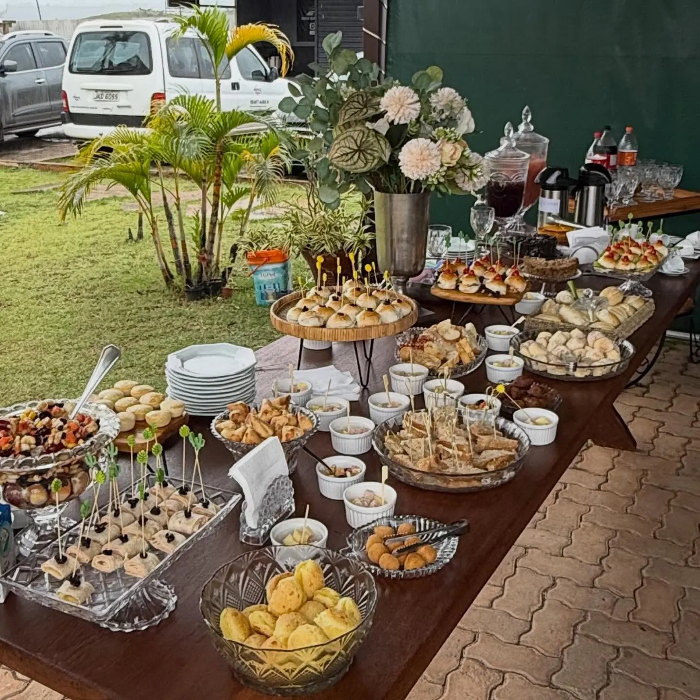 Mesa de coffee break montada para empresa