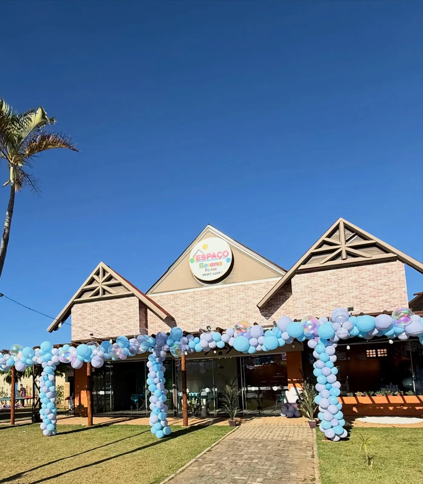 Fachada do salão com decoração em tons de azul