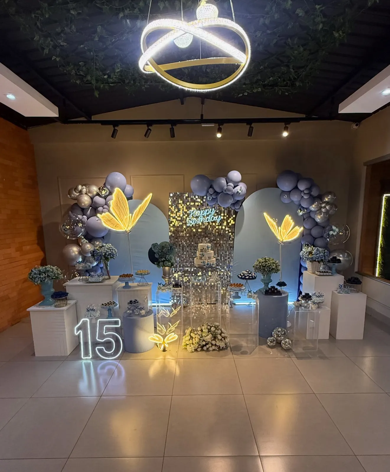 Salão de vidro decorado para uma festa de 15 anos