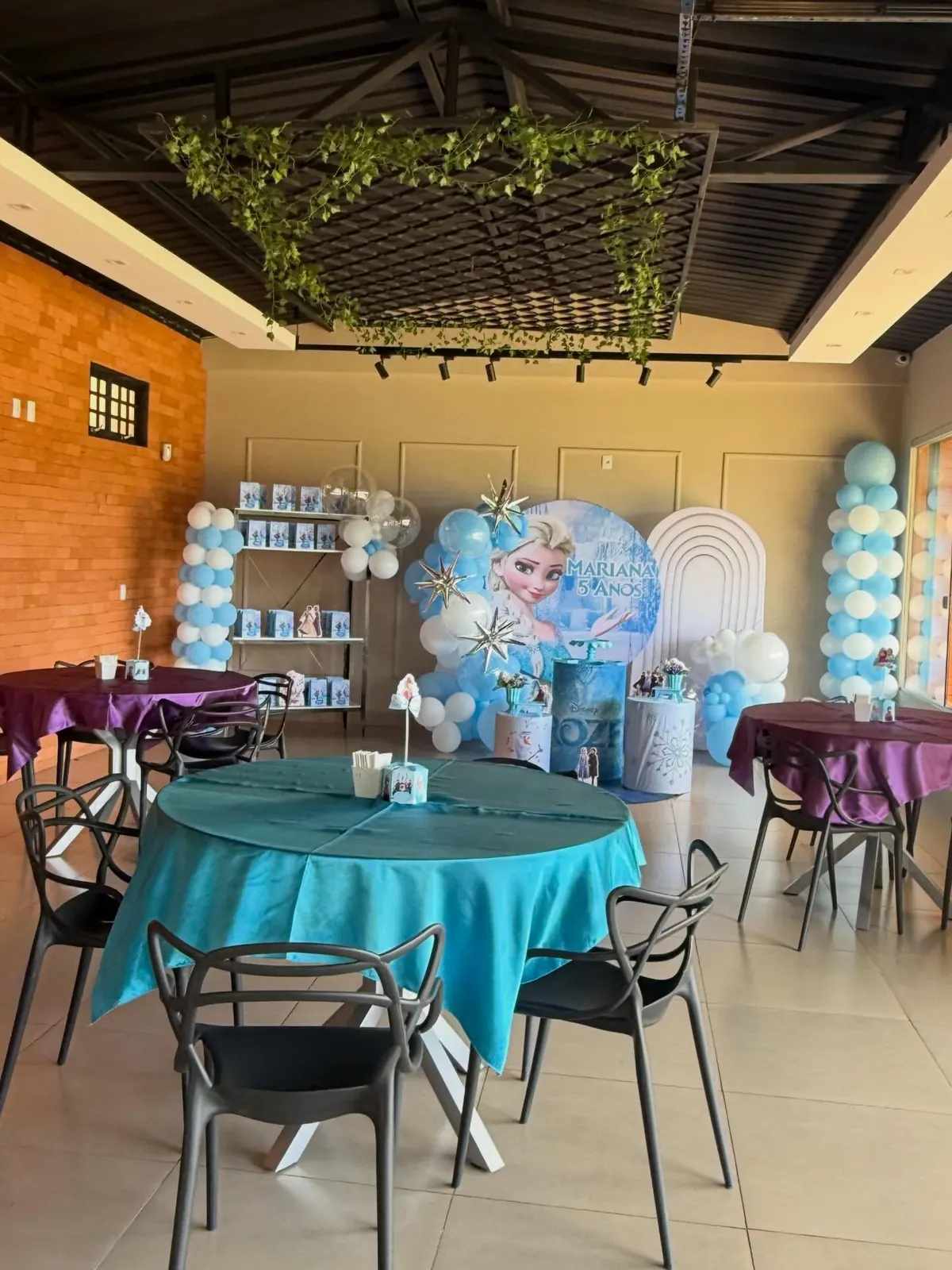 Salão decorado com tema Frozen